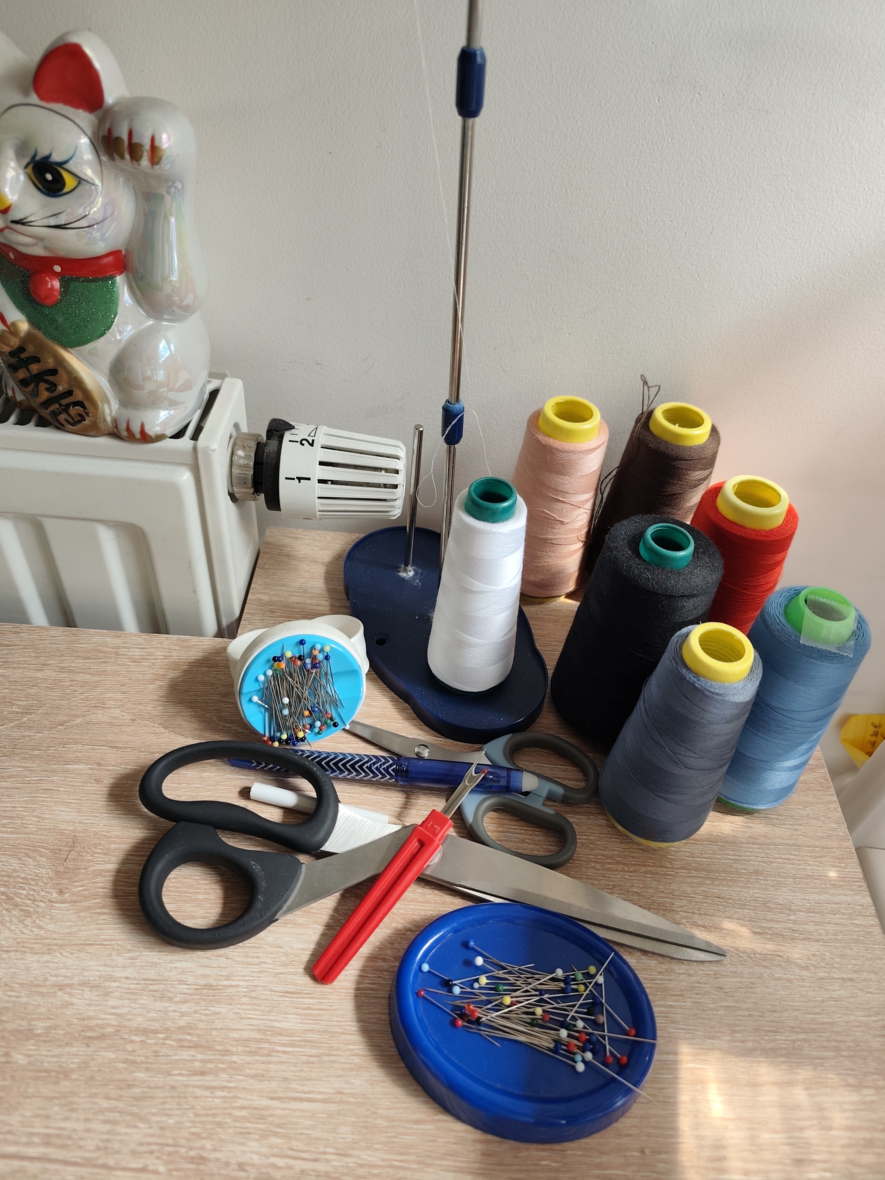 Accessoires de couture, fils et ciseaux dans l'atelier d'Uniquement Votre